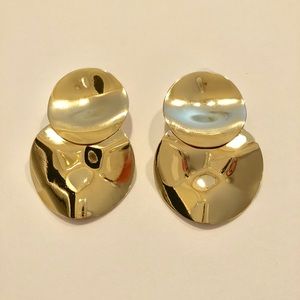 Gold wavy chip post earrings